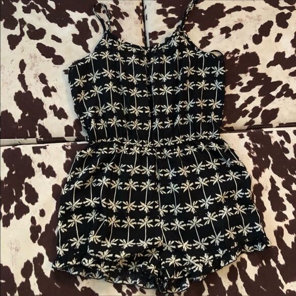 Black Palm Tree Shorts Romper MEDIUM - Picture 2 of 7